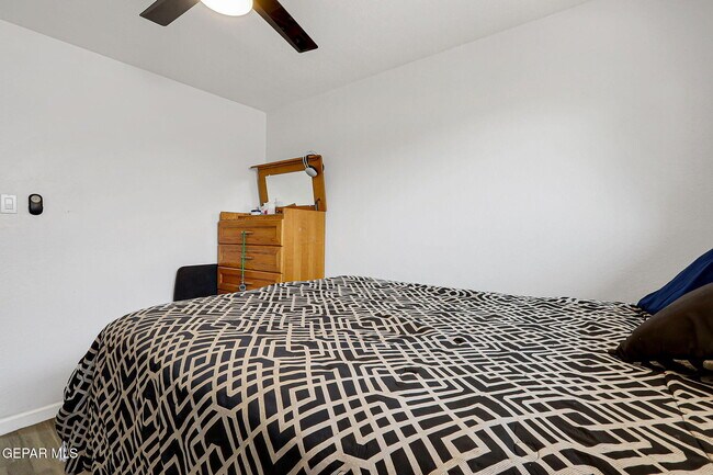 Building Photo - 9128 Diana Dr