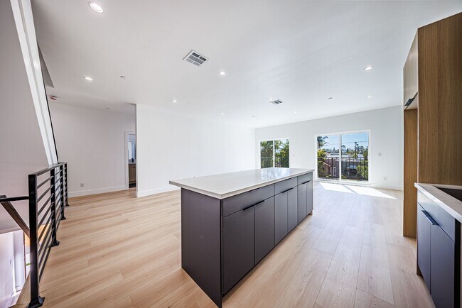 Building Photo - 1330 S Longwood Ave