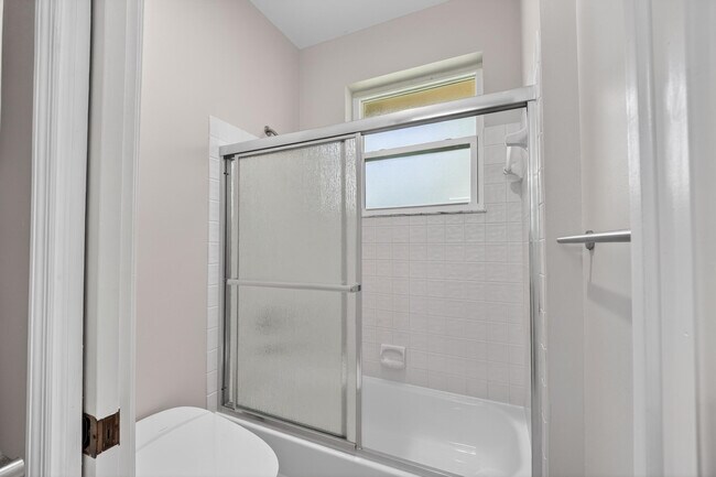 Building Photo - 3043 Lakewood Dr