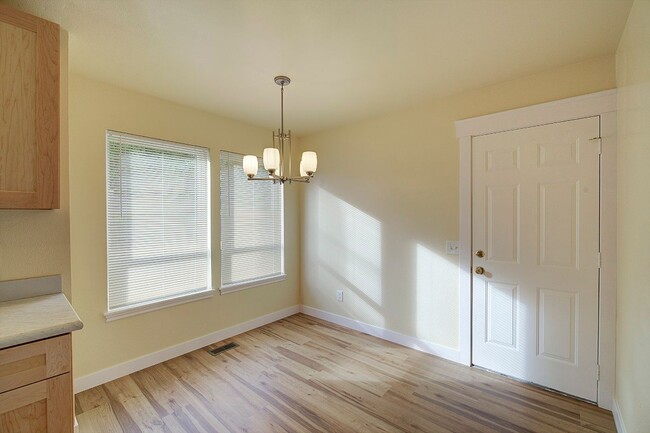 Building Photo - 3Bd/2.5Ba Lynnwood Duplex