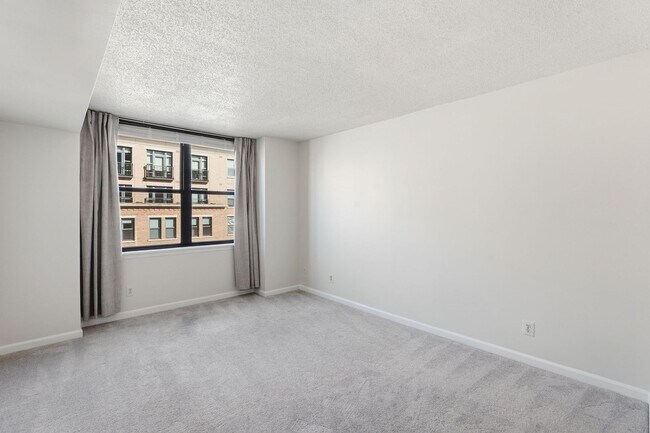 Building Photo - Updated 2BR Condo in Old Town Alexandria - 2 blocks to Metro