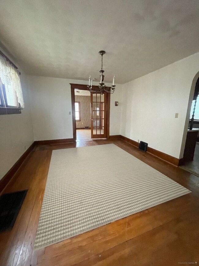 Building Photo - 5 bedroom 2 bath House
