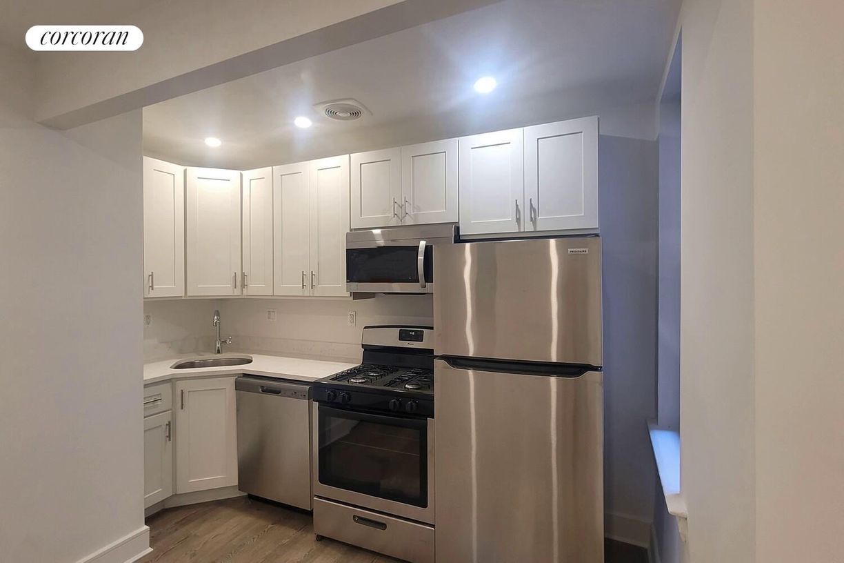 Building Photo - 45 W 81st St