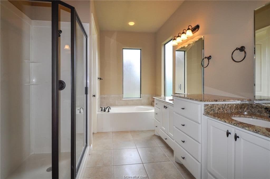 Building Photo - 15615 Wood Brook Ln