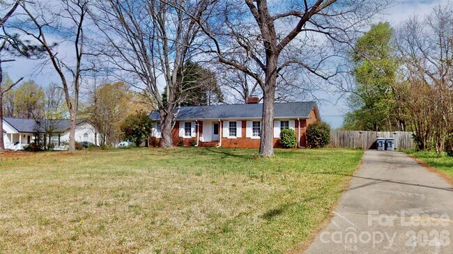 Building Photo - 6821 View Way Dr