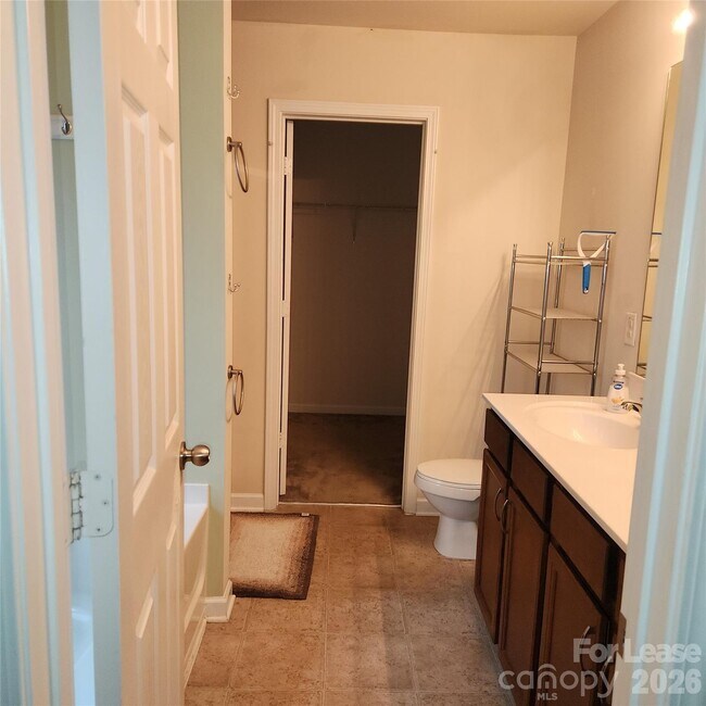 Building Photo - 1045 Willow Wind Dr