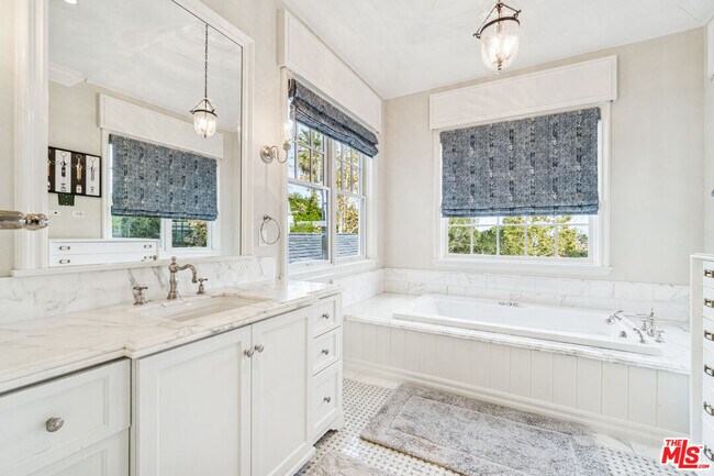 Building Photo - 458 Toyopa Dr