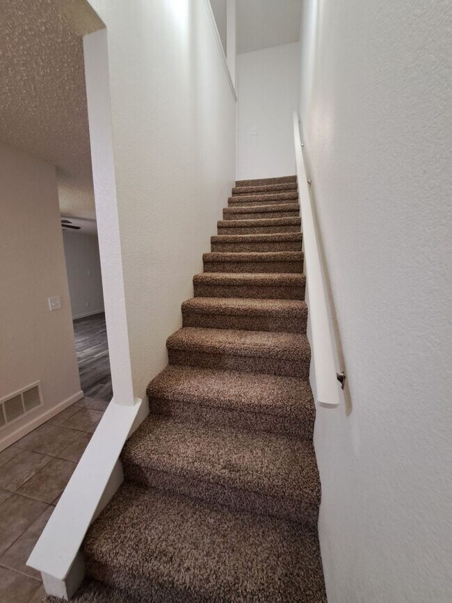 Building Photo - Stunning 2 Story Home with 3BR and a Backyard-Available Now!