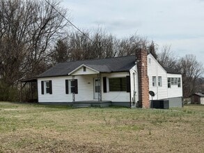 Building Photo - Charming 3 Bedroom 1 Bath home convenient to Middlebrook Pike in the West View Community