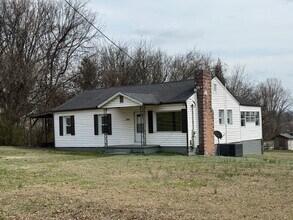 Building Photo - ***COMING SOON*** (Available end of May) Charming 3 Bedroom 1 Bath home convenient to Middlebrook...