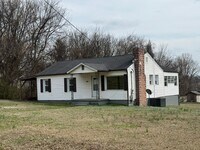 Building Photo - ***COMING SOON*** (Available end of May) Charming 3 Bedroom 1 Bath home convenient to Middlebrook...