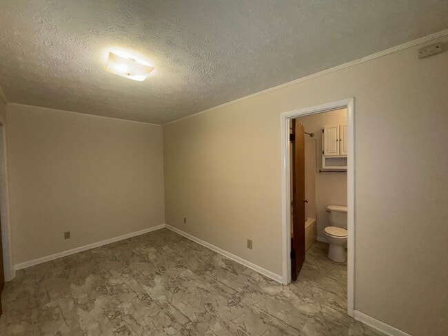 Building Photo - 551 Glade Rd E