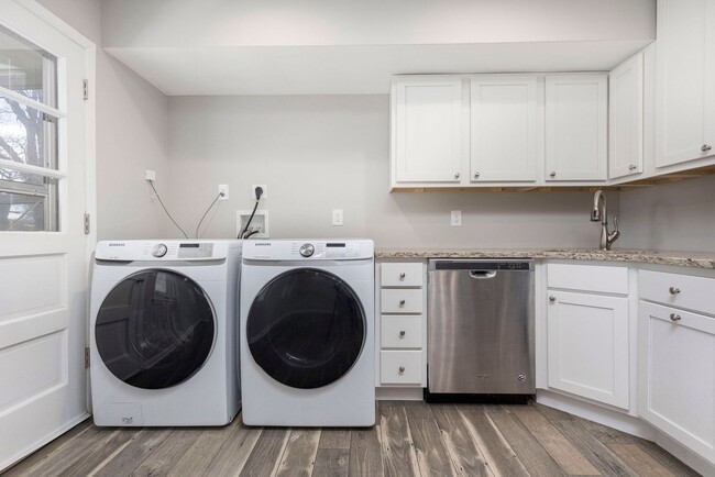 Building Photo - 8508 Westport Road (Briarwood/ East Louisv...
