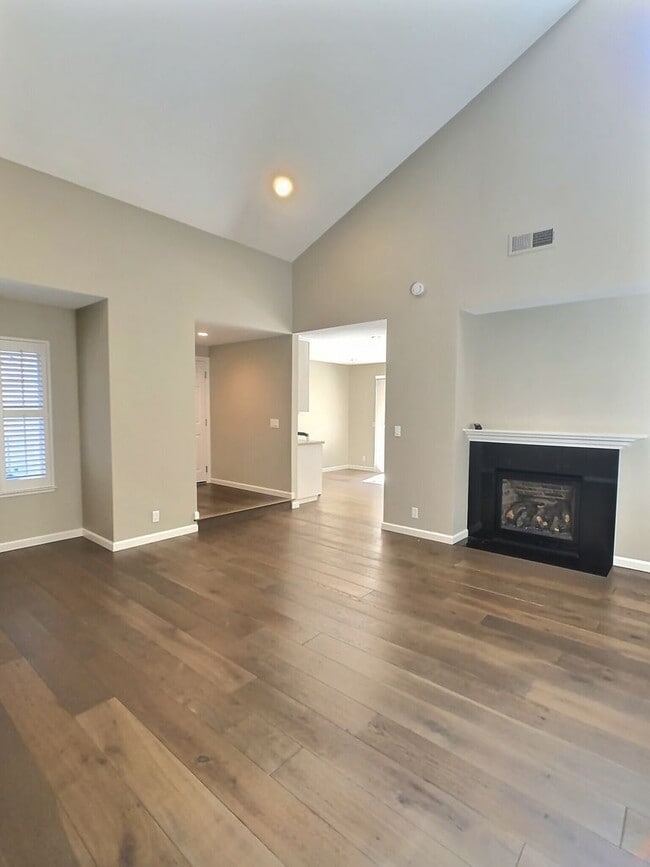 Building Photo - Dry Creek Village Townhouse!