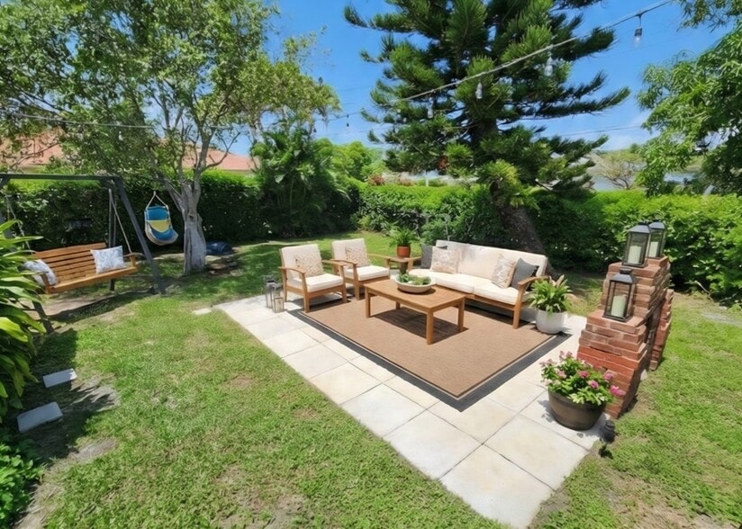 Building Photo - 664 W 2nd St