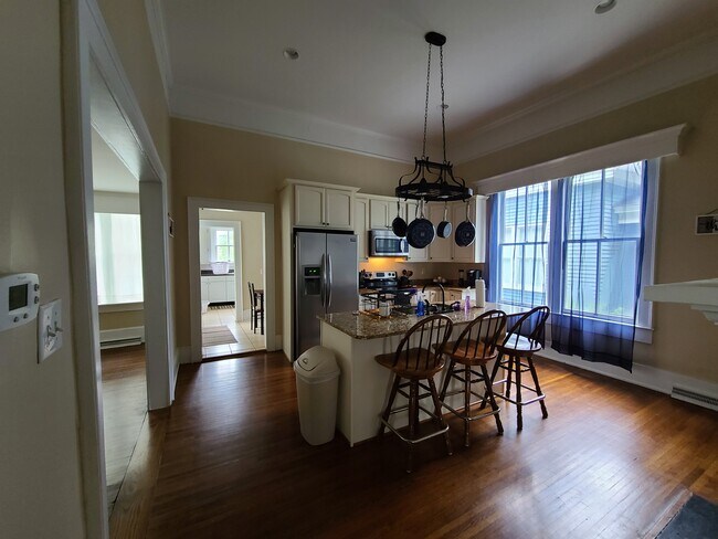 Building Photo - 1103 N Elm St