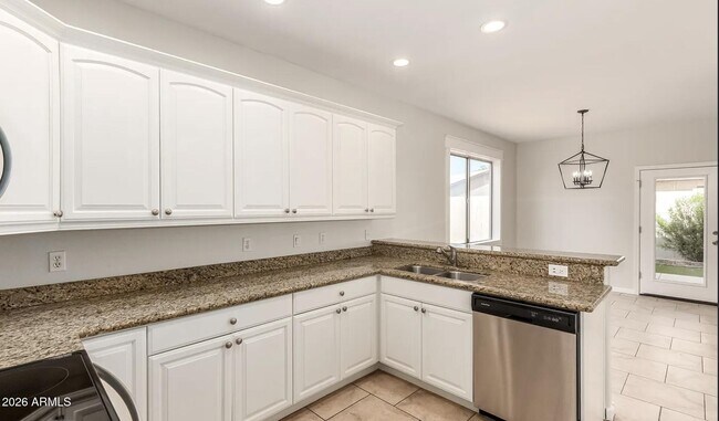 Building Photo - 711 S Paustian Cir