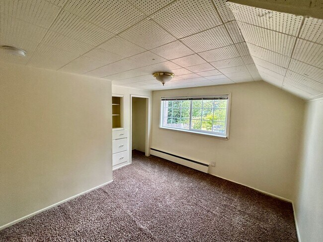 Building Photo - Freshly painted large home near Everett Mall AVAILABLE NOW