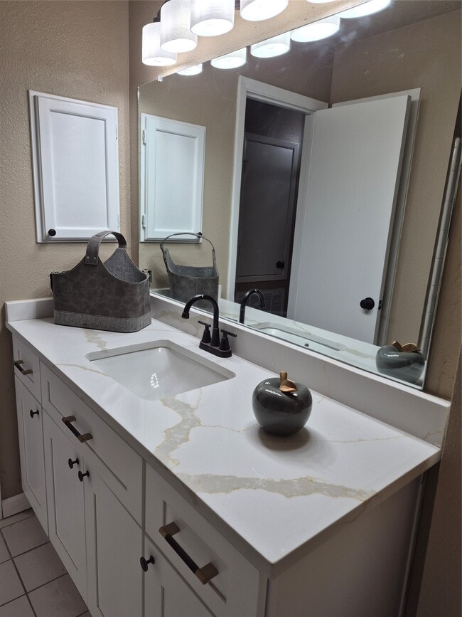 Building Photo - 1022 Manorglen Dr