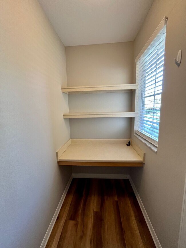 Building Photo - Spacious 2/2 unit becoming available July ...