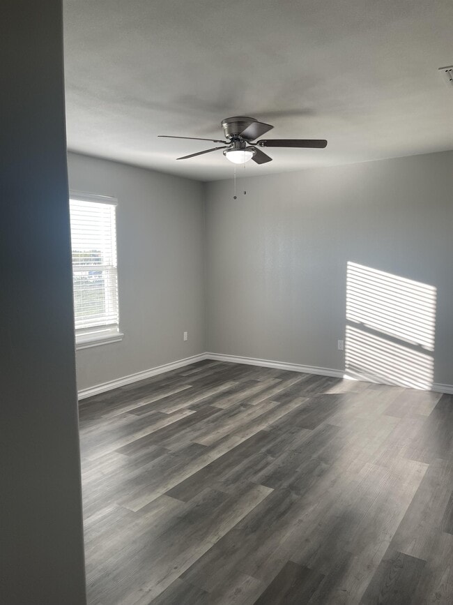 Building Photo - 105 Mimosa St