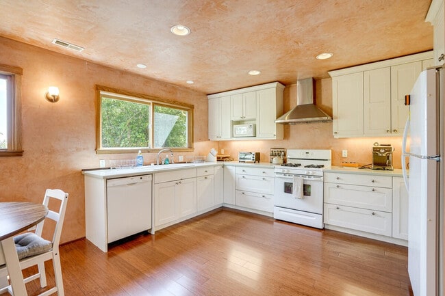 Building Photo - 714 Crestview Dr
