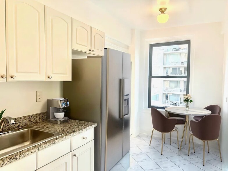 Building Photo - 212 E 63rd St