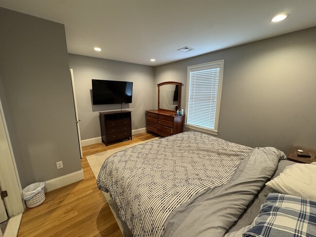 Building Photo - 10-12-12 Chestnut St