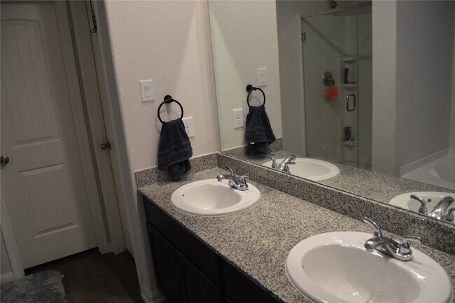 Building Photo - 17616 Cedar Crst Dr