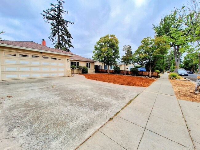Building Photo - Beautiful Single Story House w/Low Mainten...