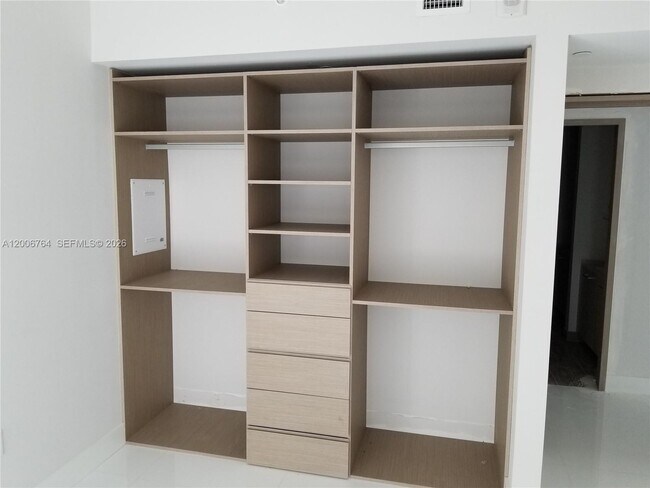 Building Photo - 1010 Brickell Ave