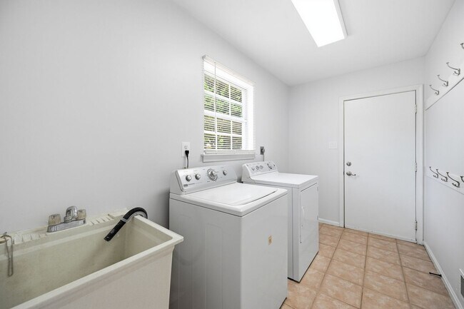 Building Photo - 10609 Oxford Ct