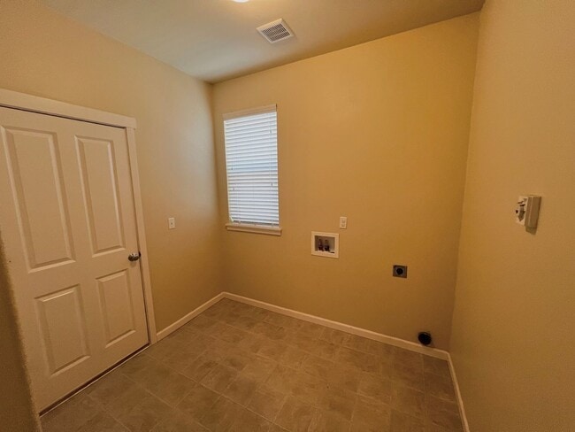 Building Photo - MOVE IN READY: 4bd 2.5ba 2,086 sq ft