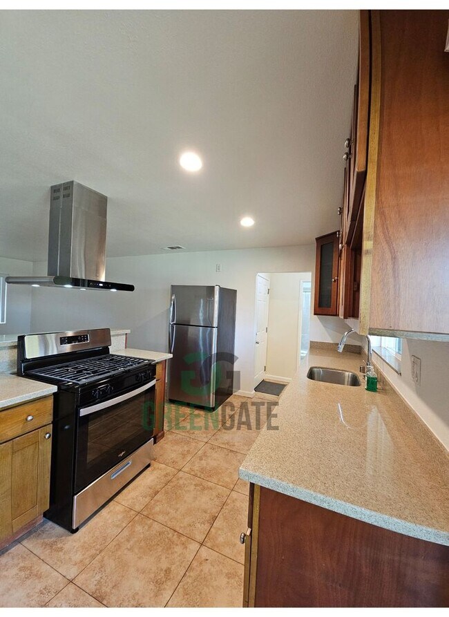 Building Photo - AVAILABLE NOW!! 3 Bedroom 2 Bath Home in Tracy!