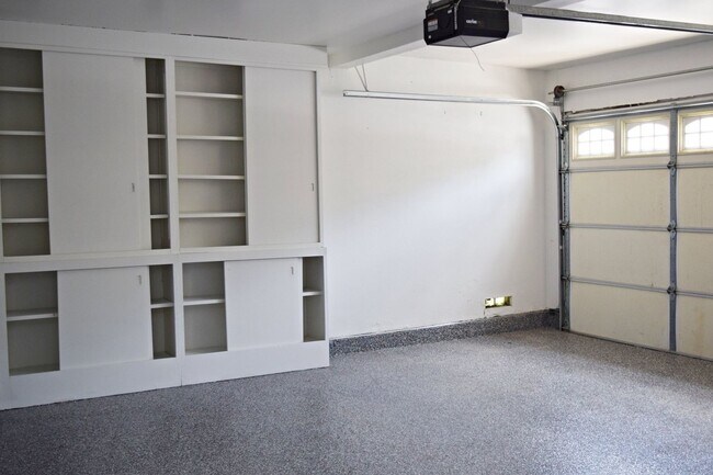 Building Photo - Flexible Lease Terms! Stunning 4BR/2.5BA Two-Story Renovated Townhome in UTC!