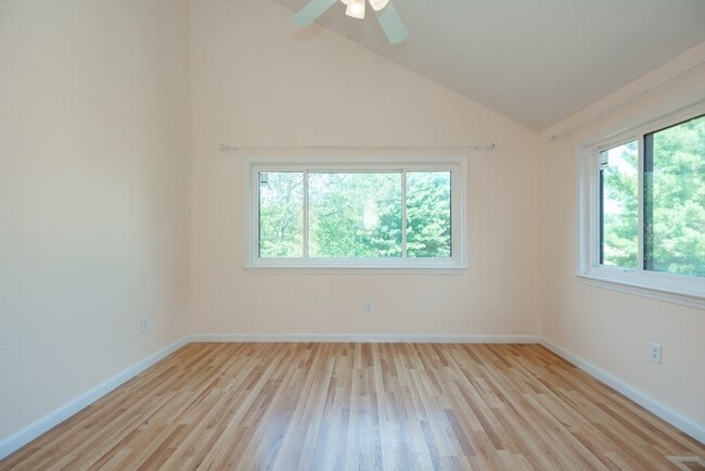 Building Photo - 10 E Bluff Rd