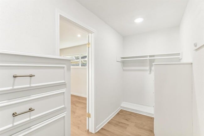 Building Photo - 8014 Meadowcroft Dr