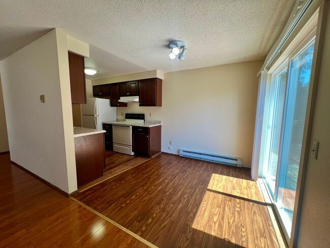 Building Photo - Well Maintained 2BD Duplex - Water Included