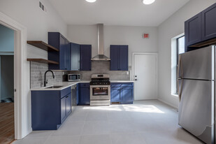Building Photo - 646 N Damen Ave