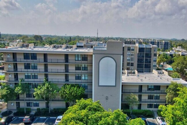 Building Photo - 8 Royal Palm Way