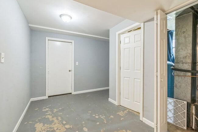 Building Photo - Pet Friendly Mid-Century Modern 4/Bedroom,...