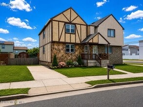 Building Photo - 610A N Victoria Ave