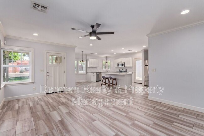 Building Photo - 1513 E Earll Dr