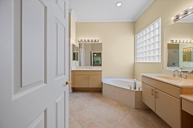 Building Photo - 9819 Mantova Dr