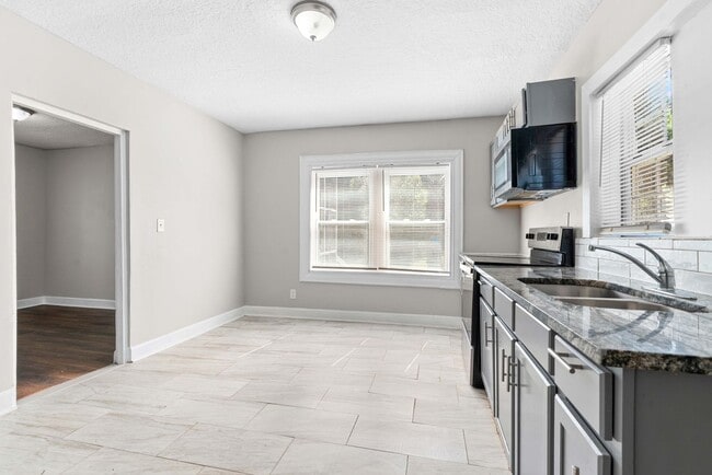 Building Photo - **Move in ready 3/2 Single Family home 32208