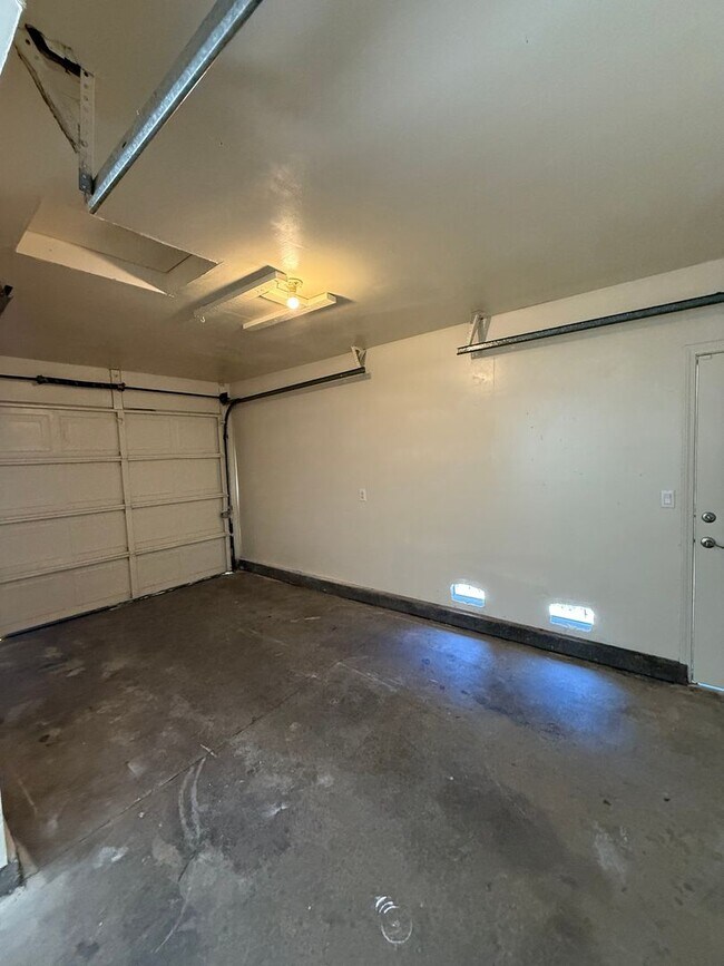 Building Photo - 3 BEDROOM COURT LOCATION
