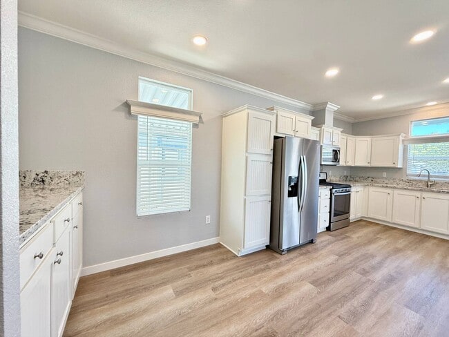 Building Photo - 80 Huntington St