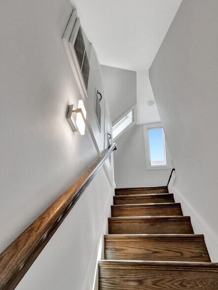 Building Photo - 10 Oak St