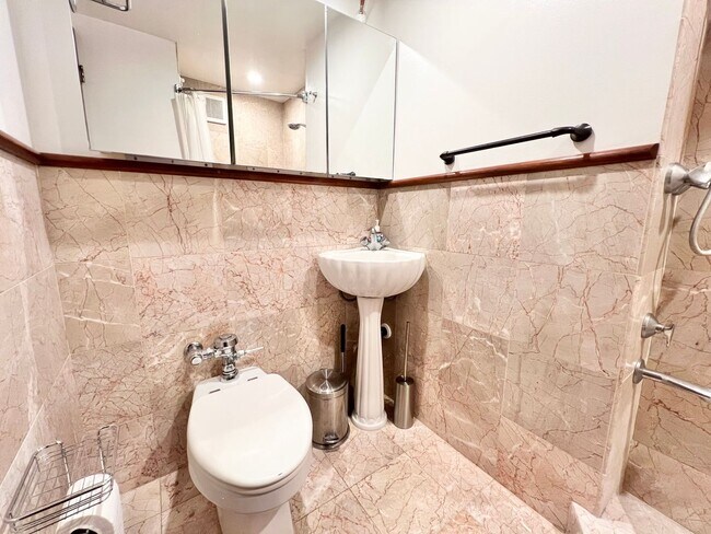 Building Photo - Ocean View Living in the Heart of Long Beach – 1 Bed / 1 Bath Corner Condo