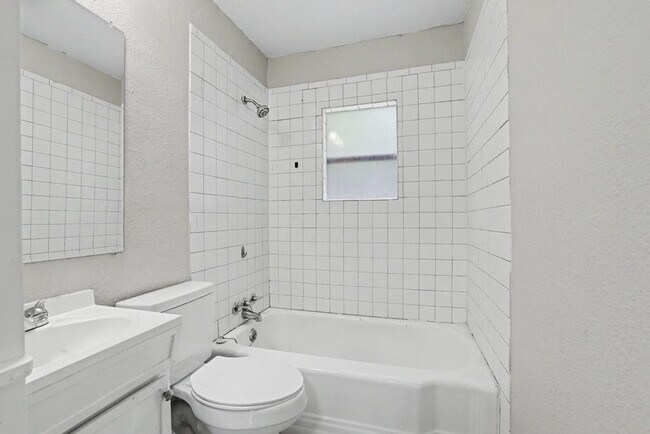 Building Photo - Cute & Clean Home with Large Fenced Yard Pet Friendly!
